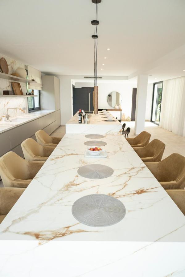 Large 5 Bedroom With Heated Pool + Sea Views *