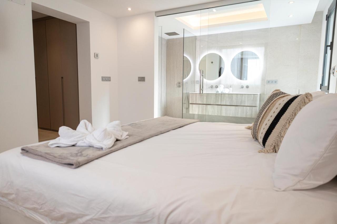 Large 5 Bedroom With Heated Pool + Sea Views *