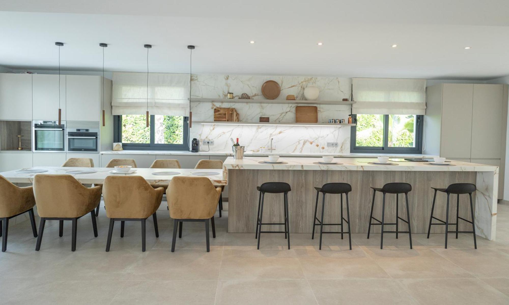 Large 5 Bedroom With Heated Pool + Sea Views *